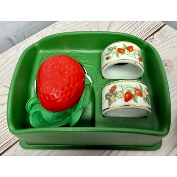 NEW Avon Set Of 2 Vintage Strawberry Porcelain Napkin Rings & Guest Soap - Picture 5 of 13